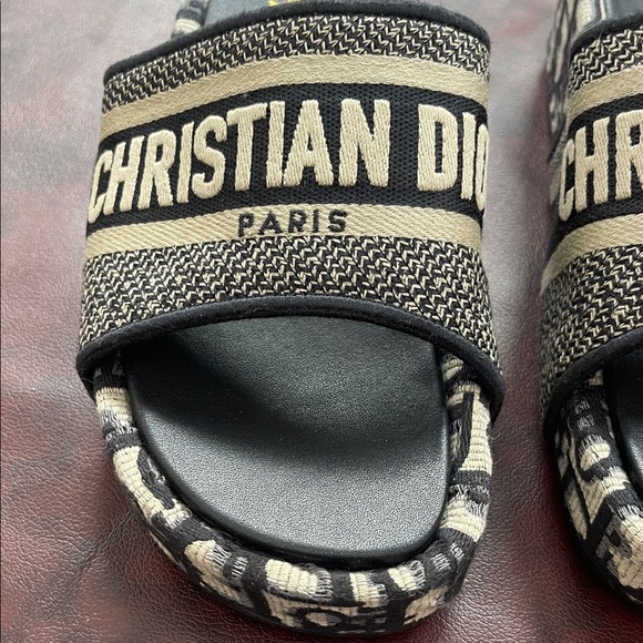 Dior Black and Tan Logo Slides - Picture 2 of 16
